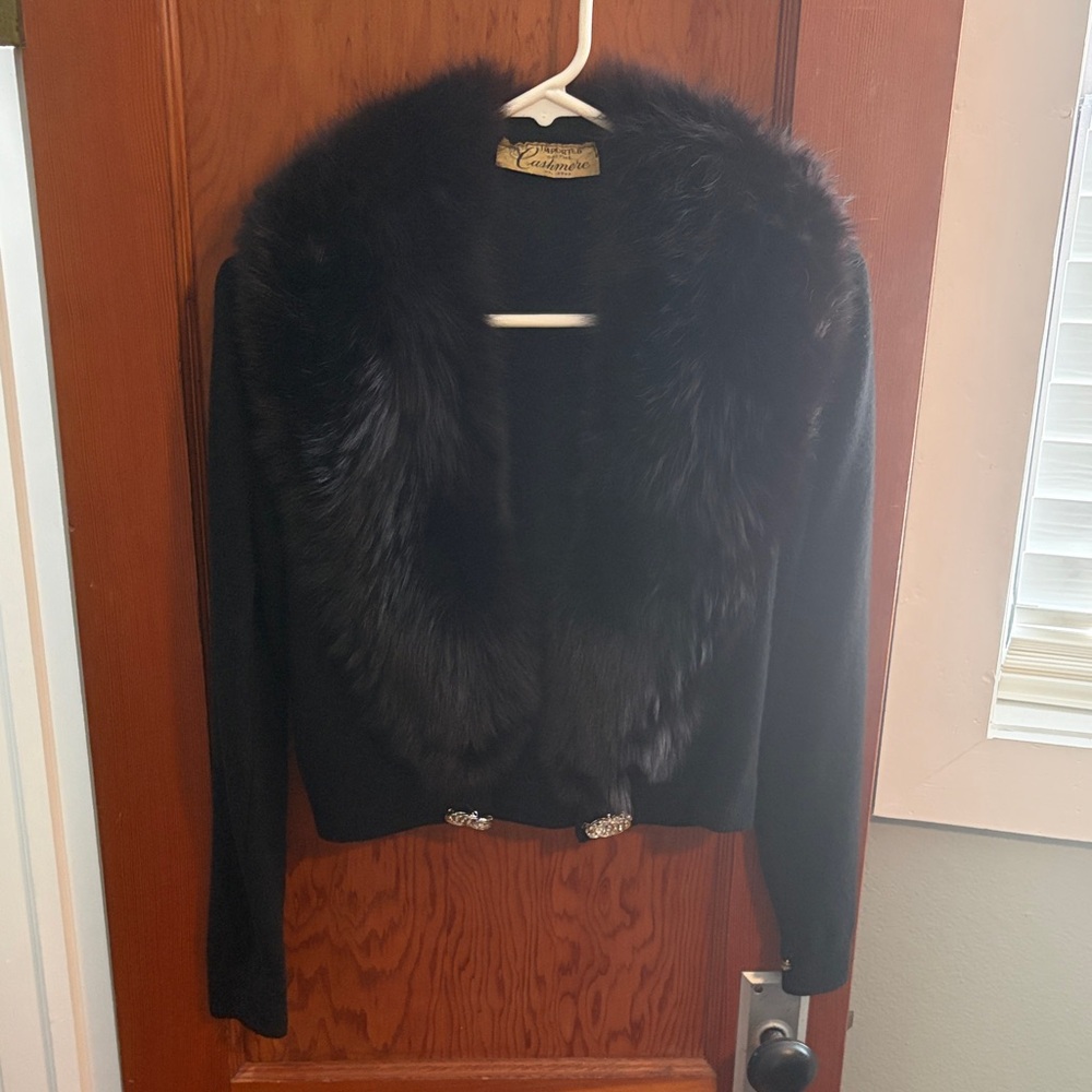 Elegant Black Fur-Trimmed 100% cashmere